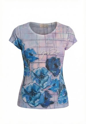 Camicia lavanda a maniche corte con stampe floreali blu e testo "Yes Zee", con uno sfondo a motivo a griglia sottile.