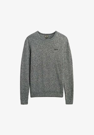 Szary sweter dzianinowy z okrągłym dekoltem, ściągaczami przy mankietach i na dole. Ma małe logo na klatce piersiowej oraz teksturowaną, melanżową tkaninę.