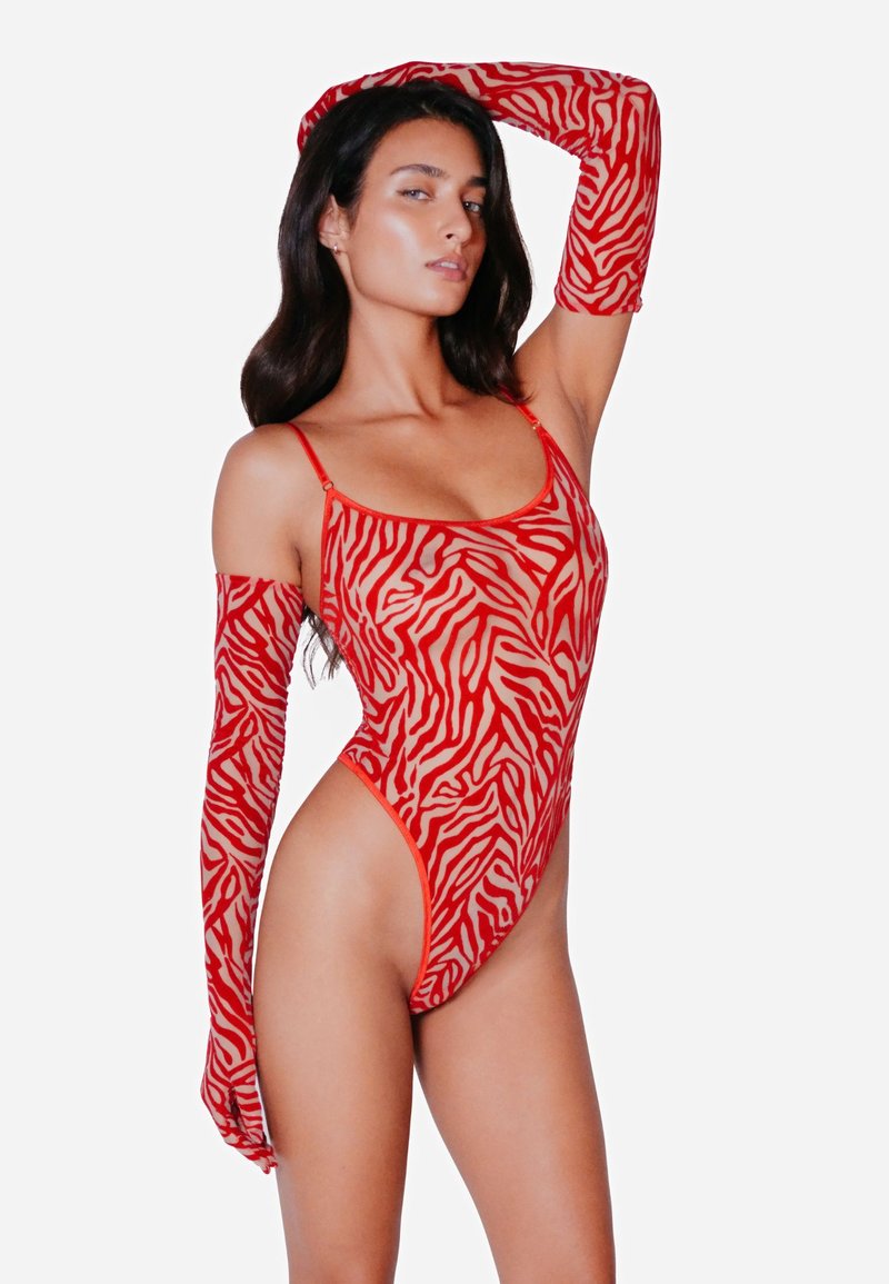 Body aderente a strisce rosse e nere con maniche lunghe e scollatura a giro. Realizzato in un materiale liscio e stretch con gambe molto alte.