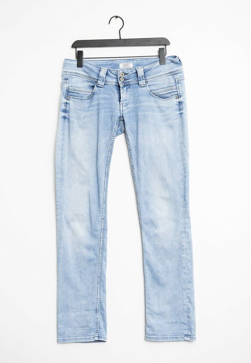 Lichtblauwe spijkerbroek van denim, rechte pijp, twee steekzakken aan de voorkant en een klein muntzakje, sluiting met knoop en ritssluiting, hangend aan een zwarte haak.