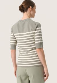 Gestreifter Strickpullover in gedämpftem Grün und Creme, mit kurzen Ärmeln und Rundhalsausschnitt, glatter Textur und taillierter Form.