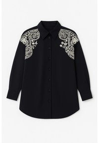 Sort skjorte med knapper, prydet med detaljeret hvid blomsterbroderi på skuldrene, lange ærmer og en klassisk kravedesign.