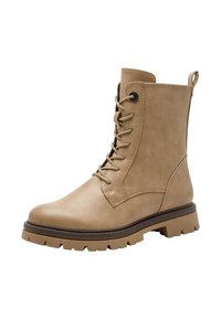 Bottine en cuir synthétique beige avec lacets à l'avant, une languette au talon et une semelle en caoutchouc marron robuste dotée de profondes rainures.