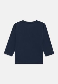 Mørkeblå langermet t-skjorte laget av myk bomull med rund hals og rett snitt. Enkel design, ingen synlige mønstre eller aksenter.