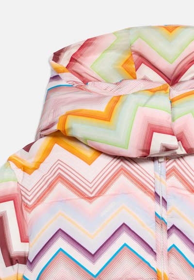Capuche de doudoune avec motif chevron multicolore dans des tons de rose, orange, vert, violet et bleu sur fond blanc.