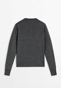 Pull gris en tissu doux, avec des manches longues, un col rond, et des poignets et un ourlet côtelés, au toucher lisse.