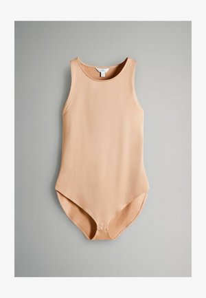 Őszibarack színű, ujjatlan bodyn, sima anyagból, kerek nyakkivágással és magas szabású lábnyílásokkal. Minimál dizájn.