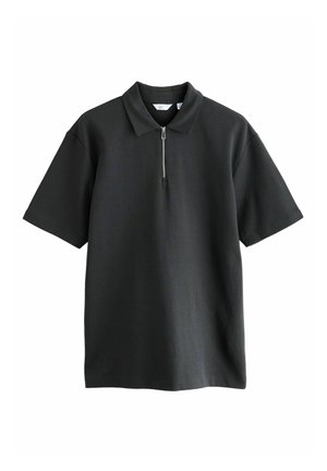Polo shirt scurt negru cu mânecă, confecționat dintr-un material neted, având guler cu fermoar și o croială confortabilă. Design minimalist, fără modele sau accente vizibile.