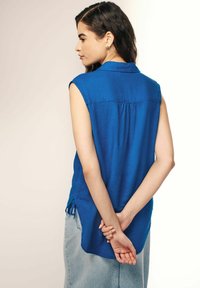 Next SLEEVELESS RUCHED SIDE - Skjortebluser - blue