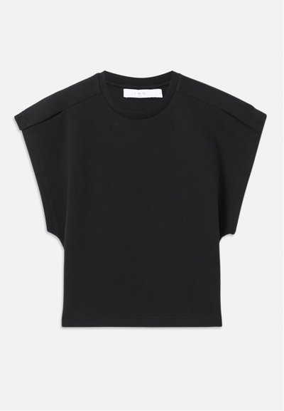 Melna īsām piedurknēm blūze ar apaļu kakla izgriezumu un plecu detaļām, izlikta uz balta fona.