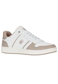 Valkoiset ja beige urheilukengät, jotka on valmistettu synteettisestä nahasta. Varustettu nauhakiinnityksellä, sivuraidoilla ja logoelementeillä. Sileä pinta ja pyöreä kärki.