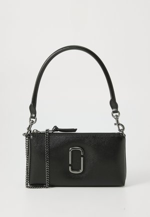 Sac à main en cuir noir avec une finition texturée, doté d'une fermeture éclair, d'une courte poignée et d'une bandoulière amovible en chaîne. Accent en métal argenté.