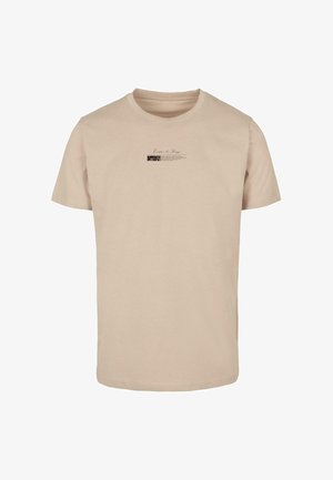 Bežs kokvilnas T-krekls ar īsām piedurknēm un apaļu kakla izgriezumu. Satur melnā krāsā izdrukātu dizainu krūšu daļā.