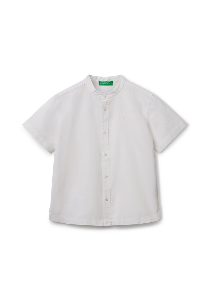 Camicia bianca a maniche corte con colletto alla coreana, chiusura frontale con bottoni e struttura in cotone morbido. Presenta dettagli di cucitura discreti.