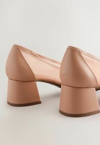 Pantofi cu toc bloc din piele nud, cu un design din plasă pe laterale, având cusături curate și o textură netedă. Potriviți pentru diverse ocazii.