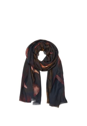 Dunkler Schal mit abstrakten roten, braunen und blauen Mustern, locker gerollt mit ausgefransten Rändern auf weißem Hintergrund.