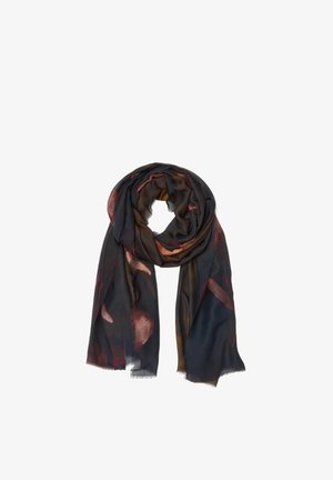 Sciarpa scura con motivi astratti rossi, marroni e blu, arrotolata in modo morbido con bordi sfrangiati su sfondo bianco.