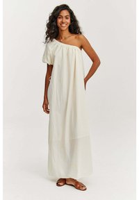 Biela maxi šaty s jedným ramenom, puff rukávom, voľným strihom a detailom sťahovania v páse, vyrobené z ľahkej, textúrovanej tkaniny.
