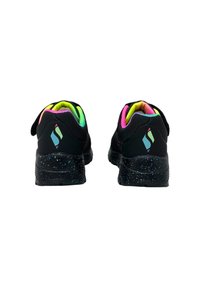 Sneaker nere con interno imbottito in colori neon. Presentano una suola nera maculata e un logo riflettente sul tallone.