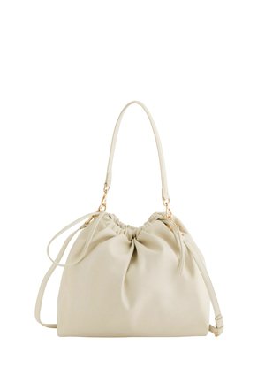 Kremowa miękka skórzana torebka z marszczoną górą, pojedynczym paskiem na ramię i regulowanym paskiem noszonym na krzyż z elementami w złotym odcieniu.