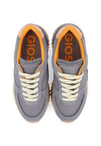 Zapatillas grises con un material texturado en la parte superior, cordones crema y detalles en naranja. Presentan un cuello acolchado y una suela de goma para mayor tracción.