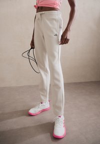 adidas Sportswear ESSENTIALS SMALL LOGO FEEL COZY OPEN HEM PANT - Παντελόνι φόρμας - alumina