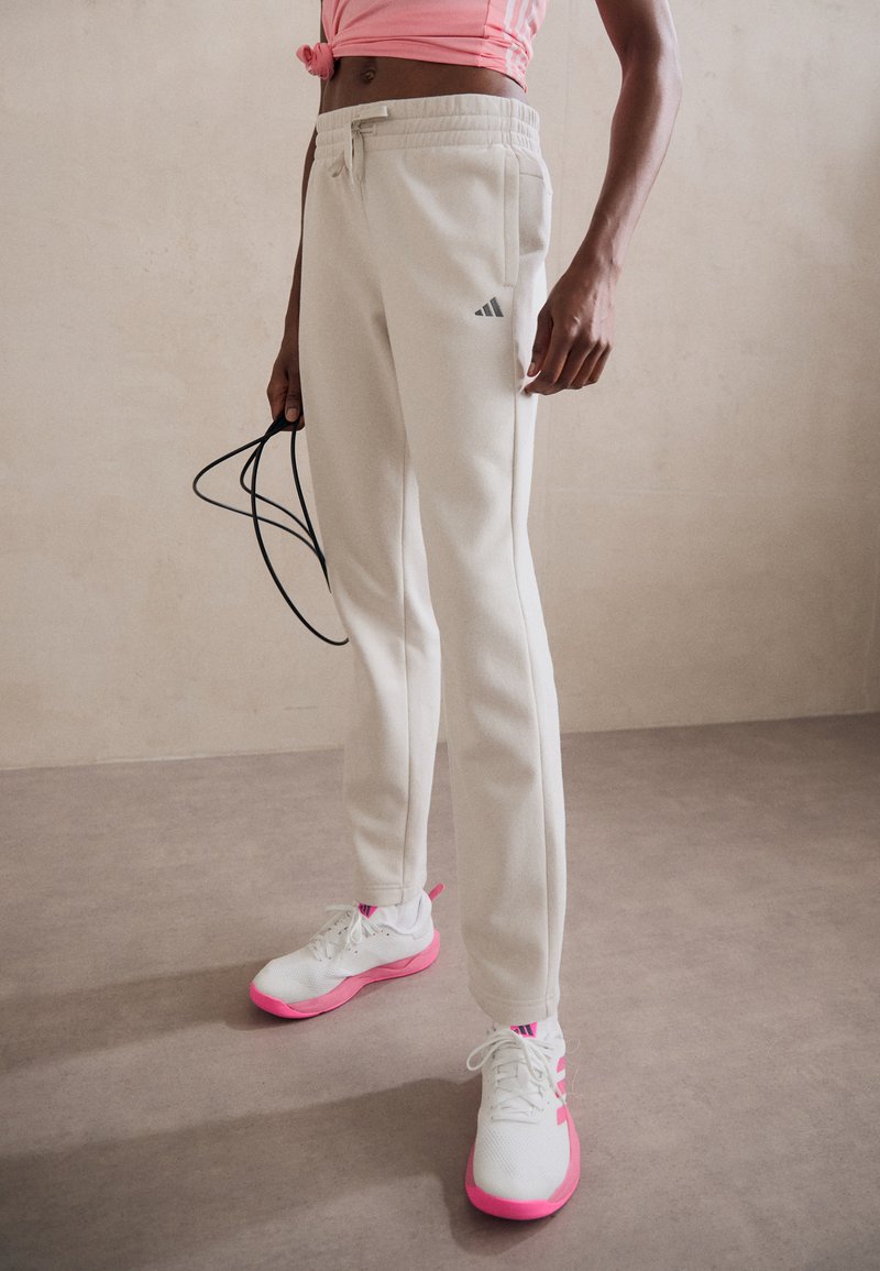 adidas Sportswear ESSENTIALS SMALL LOGO FEEL COZY OPEN HEM PANT - Παντελόνι φόρμας - alumina