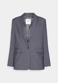 Blazer gris ajustado con solapa de muesca, cierre de un solo botón, dos bolsillos frontales y tela texturizada. El interior tiene un forro suave.