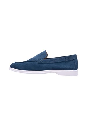 Blå ruskind slip-on loafer med hvid sål, lav hæl og syninger langs toppen og sidekanterne.