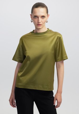 Olijfgroene top met korte mouwen en een ronde halslijn, gemaakt van gladde, glanzende stof. Heeft een ontspannen pasvorm en een minimalistisch ontwerp.