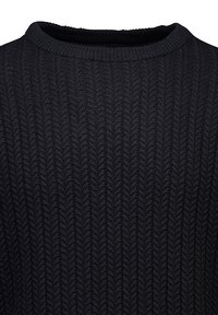 Maglione nero lavorato a maglia con texture a coste e scollo rotondo. Il tessuto presenta un motivo sottile con un design a zigzag in rilievo.