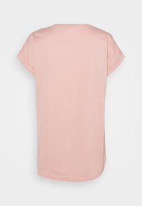 Rosa avslappnad t-shirt med korta uppvikta ärmar, rund hals och rak nederkant. Tillverkad av mjukt tyg, har en enhetlig färg utan mönster.