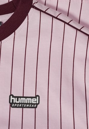 Lyserød sportstrøje med tynde lodrette burgunderstriber og burgunder krave, med et sort-hvidt "hummel SPORTSWEAR" logo på brystet.