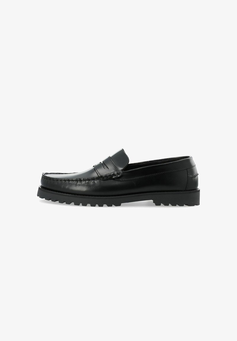 Mocassin en cuir noir au design élégant, à bout arrondi, avec des coutures décoratives et une semelle en caoutchouc texturé pour une meilleure adhérence.