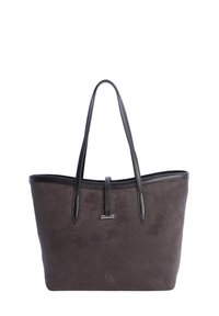 Bolso tote de ante de color marrón oscuro con asas y ribetes de cuero negro, que cuenta con un cierre de metal en el centro frontal.