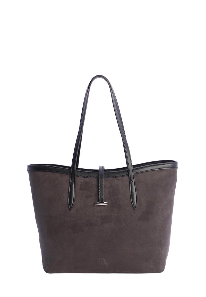 Bolso tote de ante de color marrón oscuro con asas y ribetes de cuero negro, que cuenta con un cierre de metal en el centro frontal.