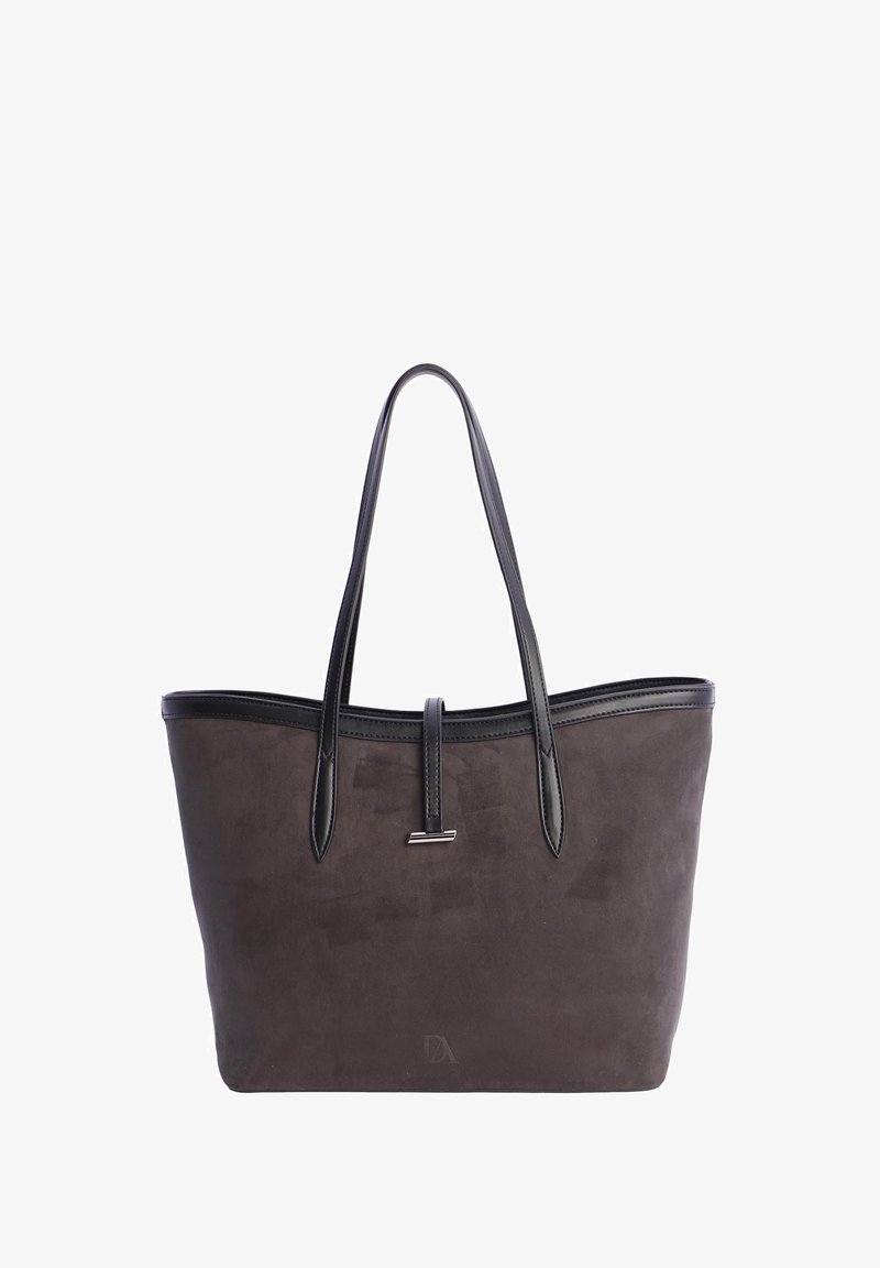 Bolso tote de ante de color marrón oscuro con asas y ribetes de cuero negro, que cuenta con un cierre de metal en el centro frontal.