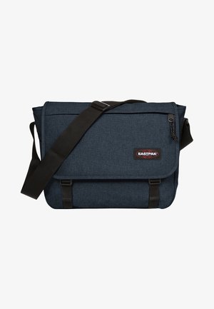 Tmavě modrá messenger taška vyrobená z texturované látky, s nastavitelným popruhem, klopou a logem Eastpak na přední straně.