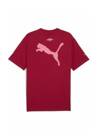Bordeaux bomulds T-shirt med et stort pixeliseret pink puma-logo på ryggen, med "LOADING..." tekst ovenfor i hvid. Korte ærmer.