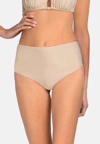 Beżowe figi bikini o wysokim stanie, o gładkiej, błyszczącej fakturze. Prosty design z czystymi liniami i bez widocznych wzorów czy akcentów.