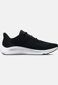 Chaussures de sport noires avec une tige texturée, un design léger et une semelle blanche. Présente des motifs de ventilation et des lacets noirs.