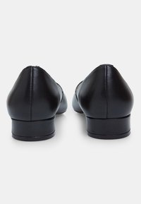 Črne usnjene čevlje z zaobljenim nosom, nizko peto in gladko teksturo, z elegantnim minimalističnim dizajnom brez vidnih akcentov.