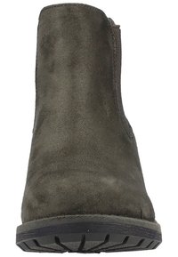 Tummanharmaat mokkanahkasaappaat, joissa on joustavat sivupaneelit ja teksturoitu kumipohja, varustettuna pyöristetyllä varpaalla ja vähäisillä ompeluyksityiskohdilla.