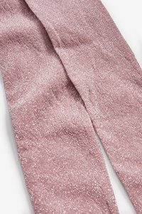 Schimmernder rosa Stoff mit einer strukturierten Oberfläche, der kleine glitzernde Fäden enthält. Das Material ist weich und flexibel.