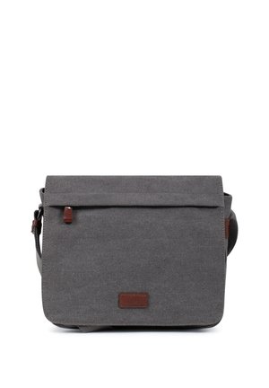 Sac messager en tissu gris avec rabat avant, petite tirette de fermeture éclair en cuir marron et patch de marque en cuir marron au centre avant.