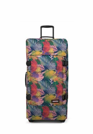 Maleta grande vertical con ruedas con patrón multicolor de hojas tropicales y asa negra, con el logo de Eastpak en la parte inferior delantera.