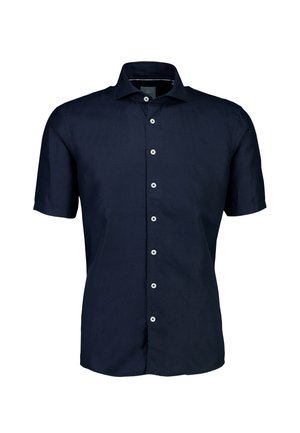Camisa de verano de color azul marino, hecha de algodón, con botones en la parte delantera, cuello abierto y botones blancos, textura suave y corte ajustado.