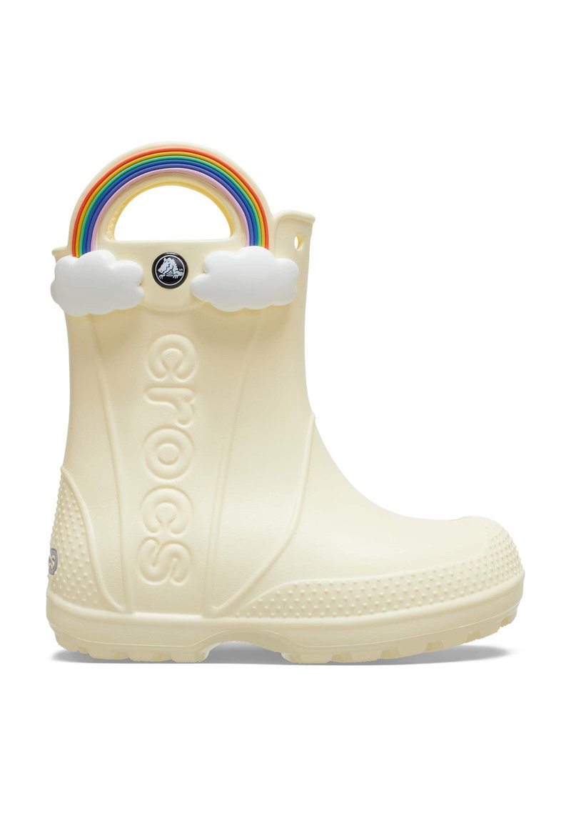 Stivale in gomma color crema con manico arcobaleno e dettagli a forma di nuvola, suola testurizzata e logo Crocs di lato.