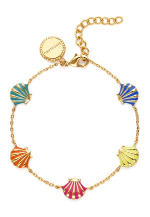 Pulsera de cadena de oro con cinco charms coloridos de conchas marinas esmaltadas y una placa redonda dorada cerca del cierre de langosta, longitud ajustable.