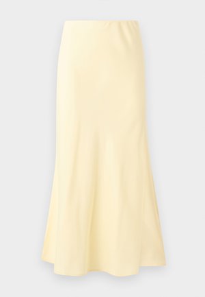 Jupe longue jaune pâle avec un léger évasement en bas, présentant une texture lisse et une taille élastique.